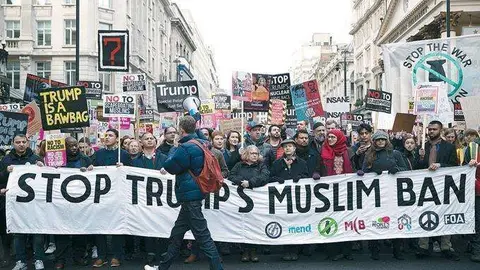 Brtiánicos se manifiestan en Londres en contra de la decisión de Trump.
