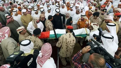 Un momento de las oraciones por el militar fallecido (The National).