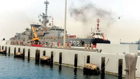 La fragata Al Madinah en el puerto de Yeddah este domingo.