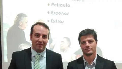 Ioannis Ramos -izquierda- junto a Tomas Hood durante la proyección del largometraje. (EL CORREO)