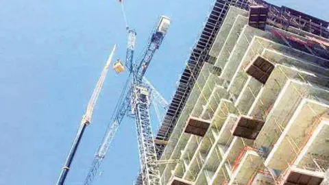 El cuerpo del trabajador quedó 50 metros del suelo.