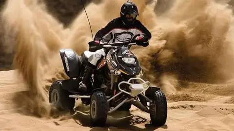Una imagen de un quad en el desierto.