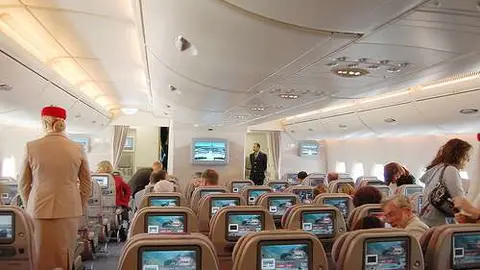 La cabina de clase turista en un avión de Emirates Airline.