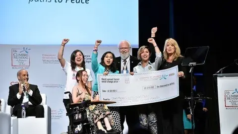 Las jóvenes galardonadas reciben el Premio Turner en Bogotá.
