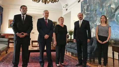 La presidenta de Chile en el centro de la imagen, a su derecha el embajador de EAU en Santiago.