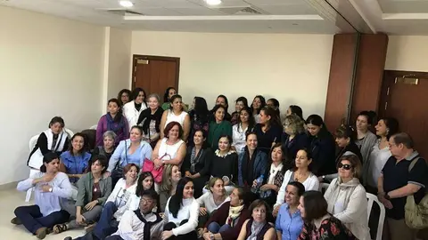 El padre Ramiro junto a representantes de la Comunidad Hispana de Saint Joseph de Abu Dhabi.