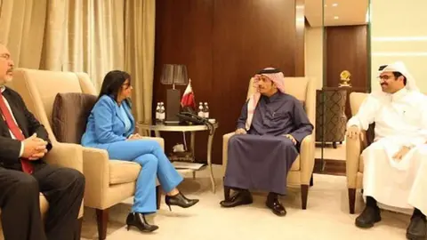 La ministra de Exteriores de Venezuela durante su reunión con ministro qatarí.