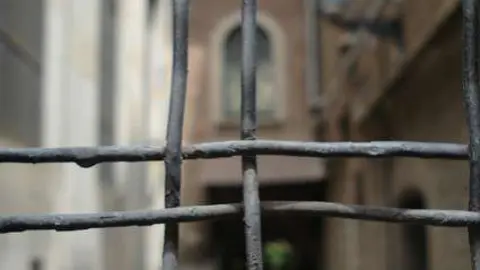 Durante el golpe a la cárcel de Manama huyeron diez presos condenados por terrorismo.