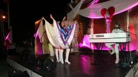 Abba Revival durante su concierto el pasado viernes en Wafi Mall. (E.C.)