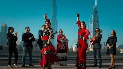 Artistas de Flamenco Art & Entertainment, con el Burj Khalifa de fondo. (Cedida)