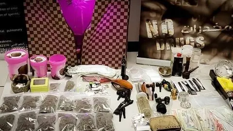 Objetos confiscados por la policía en la casa del joven.