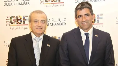 Nelson Chaben, embajador de Uruguay en Abu Dhabi -izquierda-, junto a Raúl Sendic, vicepresidente uruguayo, en el Foro Latinoamérica desarrollado en Dubai, (EL CORREO)