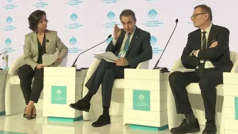 Rodríguez Zapatero -en el centro-, durante su participación en la Cumbre Mundial del Gobierno 2017 en Dubai. (Cedida)