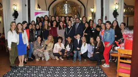 Grupo de Damas Latinas en la celebración por el Día de la Amistad. (EC)