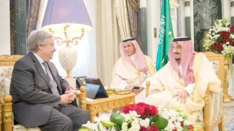 El Rey Salman de Arabia Saudita junto al secretario general de la ONU, Antonio Guterres.