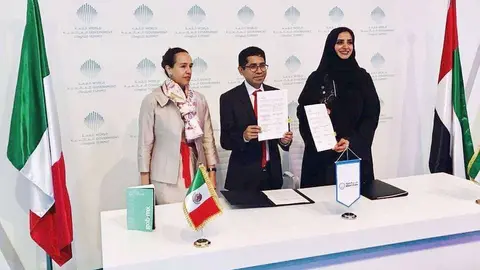 El subsecretario de la Función Pública y la embajadora de México, durante la firma del acuerdo. (Cedida)