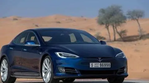 Un coche modelo Tesla.