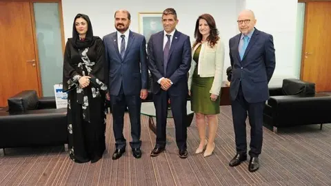 Raúl Sendic, presidente en ejercicio de Uruguay -en el centro-, junto a los dos representantes de DP World -a la izquierda- y otras autoridades. el correo