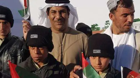El embajador emiratí fallecido junto a niños afganos.