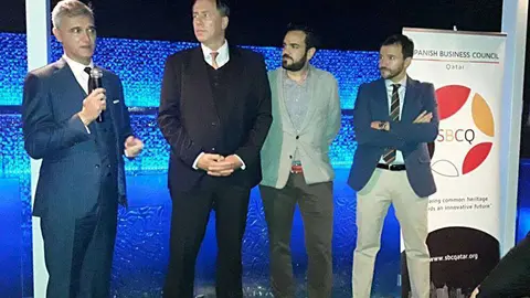 El embajador de España en Doha, primero por la izquierda, durante el evento Get Together.