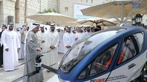 El gobernador de Dubai durante la inspección al coche volador presentado en el emirato.