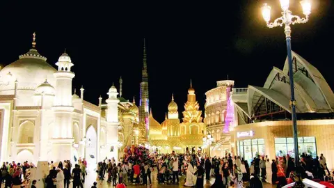 La calle principal del parque temático de Dubai está jalonada por emblemáticos monumentos de fama mundial, tiendas y restaurantes.(EL CORREO DEL GOLFO)