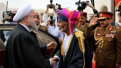 El presidente de Irán saluda al sultán de Omán este 15 de febrero de 2017 en Muscat.