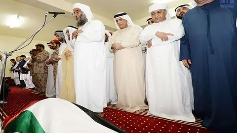 Sheikh Saud bin Saqr Al Qasimi preside las oraciones fúnebres por el embajador Juma Al Kaabi. (WAM)