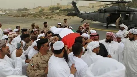 Los fieles portan el cuerpo del militar Nader Mubarak Eisa Soliman, fallecido en Yemen.