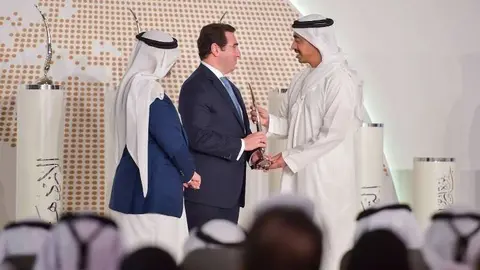 El embajador de Colombia en Abu Dhabi recibe el Premio a la Excelencia de manos del ministro de Relaciones Exteriores de Emiratos Árabes. (EL CORREO)