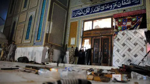 El templo de Lal Shahbaz Qalandar, en Sehwan, tras el atentado. (Twitter)