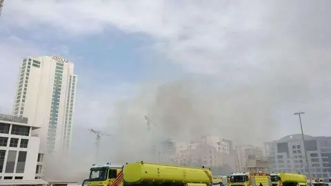 Los equipos de extinción de incendios trabajan contra el fuego registrado en Sheikh Zayed Road.