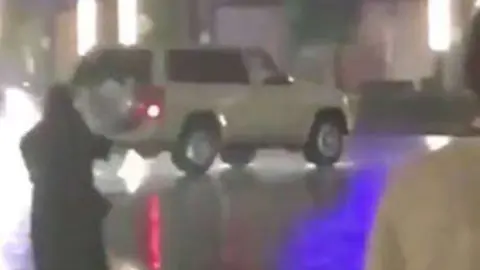 Captura del vídeo que recoge las acrobacias de un todoterreno en Dubai.