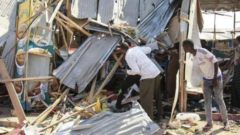Supervivientes en el lugar del atentado en Mogadiscio.