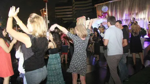 Los entregados fans bailaron y cantaron durante todo el concierto. (EL CORREO)