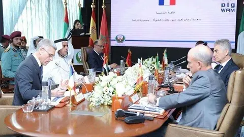 El embajador de España en Abu dhabi, primero por la derecha, durante la reunión.