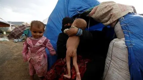 Una mujer con sus hijos en Yemen.