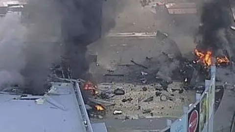 Imagen del centro comercial tras el impacto de la avioneta. 