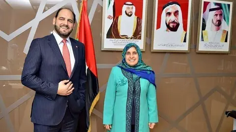 La embajadora de Emiratos, junto a Arturo Manso en la sede de la delegación diplomática en Madrid. (EL CORREO)