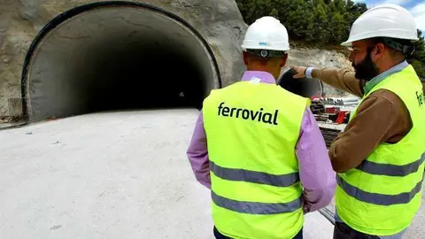 Trabajadores de la empresa española Ferrovial.