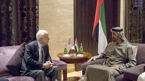 El senador estadounidense y el príncipe heredero de Abu Dhabi.