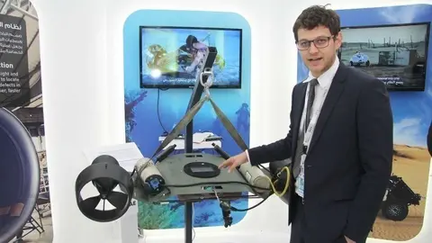 Gerard Kruisheer muestra su vehículo submarino semi-autónomo en el stand de Masdar en la muestra IDEX 2017 de Abu Dhabi. (EL CORREO)