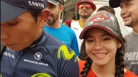 Nairo Quintana con una fan colombina la finalizar al segunda etapa del Abu Dhabi Tour. (Orsil)