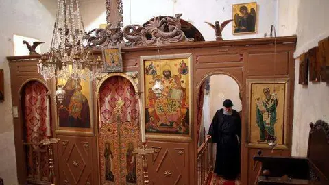 Un monje en un monasterio en la península egipcia de El Sinaí.