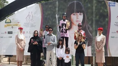 La campeona argentina en el podium, tras ganar la carrera.