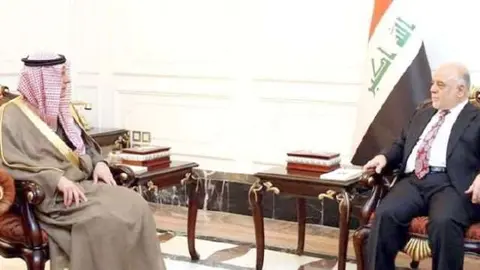 El ministro de Exteriores saudí y el primer ministro irakí durante el encuentro.