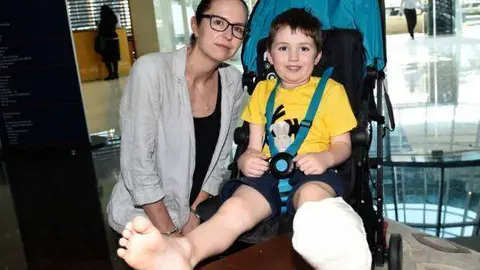 La madre con su hijo fotografiados después del accidente en Dubai.