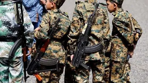 En la foto de Reuters niños soldados en Yemen.