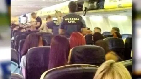 La Guardia Civil española saca a pasajeros escoceses borrachos en un vuelo de Ryanair.