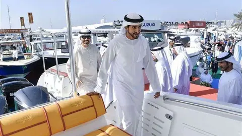 Sheikh Hamdan bin Mohammed bin Rashid Al Maktoum, en una de los barcos expuestos en el Sal&oacute;n Internacional de Dubai.